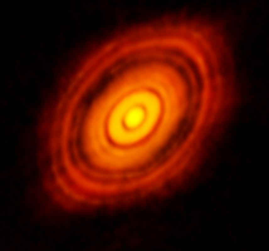 Ločljivost na posnetku je večja od tiste na večini Hubblovih fotografij. Lepo so vidni kolobarji, ki nakazujejo prisotnost nastajajočih planetov. Približno tako je bilo videti naše Osončje pred 4,5 milijarde let. Foto: ALMA (ESO/NAOJ/NRAO)