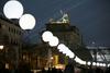 8000 Luftballons: kjer je stal berlinski zid, se vije reka luči