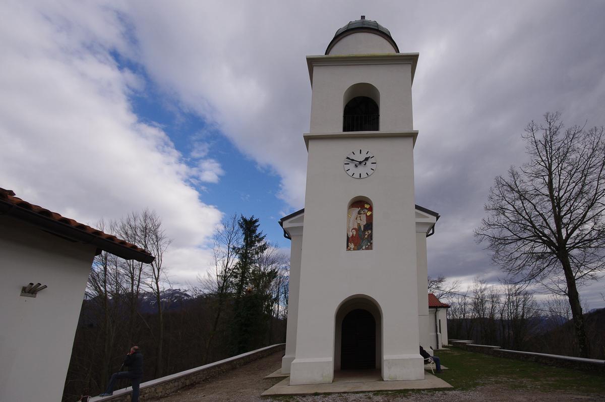 Današnja cerkev Matere božje na vrhu hriba Mengore. Foto: MMC RTV SLO/Ana Svenšek