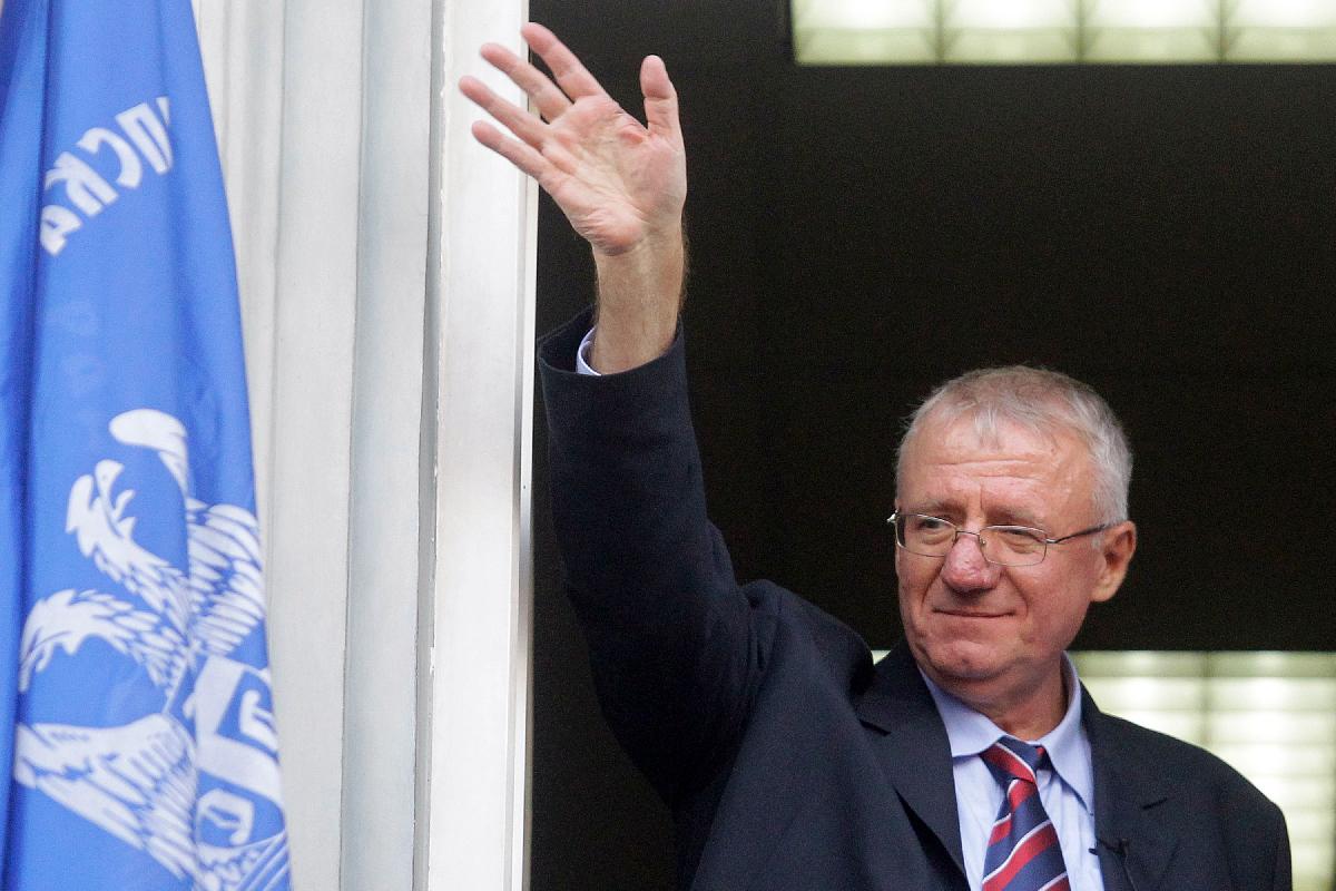 Vojislav Šešelj je takole na sedežu Srbske radikalne stranke v Zemunu pozdravil svoje zveste privržence. Po 11 letih je bil iz zapora v Haagu izpuščen zaradi močno poslabšanega zdravstvenega stanja. Foto: EPA