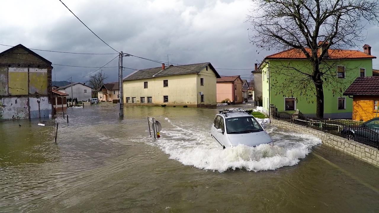 Poplavljeni Bač rešuje 120 gasilcev in 52 pripadnikov slovenske vojske. Foto: Ergyn Žječi
