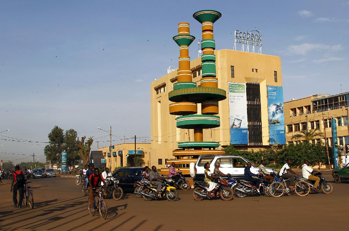 Življenje v Burkina Fasu se je že vrnilo v stare tirnice. Foto: EPA