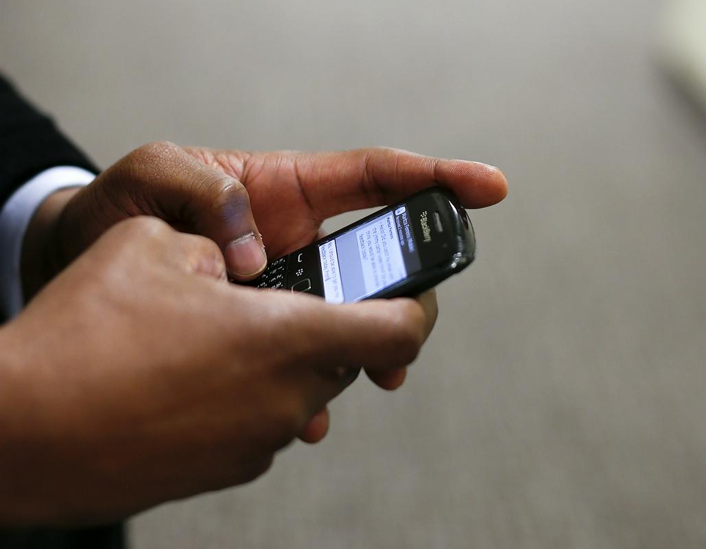 Z junijem 2016 bodo stroški mobilnega gostovanja znižani na največ pet centov na minuto, dva centa za SMS-sporočilo in pet centov za prenos megabajta podatkov. Foto: EPA