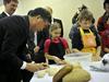 Foto: Kitajski podpredsednik pokusil tradicionalni slovenski zajtrk
