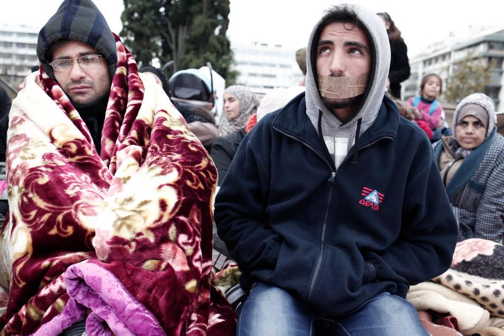 Tihi protest obupanih priseljencev pred grškim parlamentom. Foto: Katja Lihtenvalner