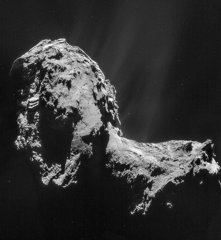 Čurjumov - Gerasimenko 20. novembra z razdalje 31 kilometrov. Dobro so vidni curki plinov in prahu. Komet se med približevanjem Soncu polagoma aktivira in bo naposled razvil značilni rep. Z Zemlje s prostim očesom ne bo viden. Foto: ESA/Rosetta/NAVCAM