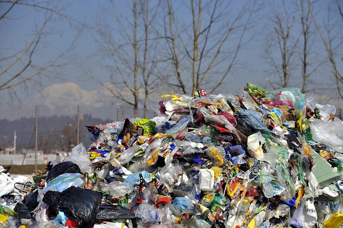 Med predlogi, kako omejiti količine odpadne embalaže, je tudi omejitev uporabe embalaže, ki jo ni mogoče reciklirati. Foto: BoBo