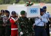 AirAsia: Našli razbitine letala; ugibanja o zasilnem pristanku