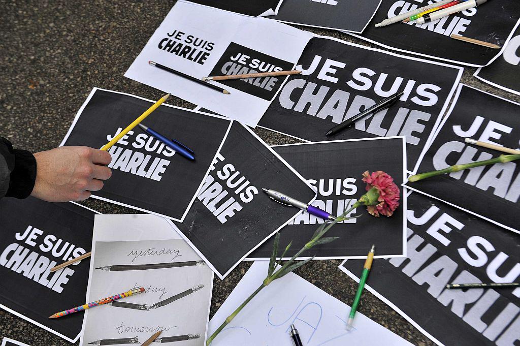 Slovenski novinarji so izrazili solidarnost z žrtvami napada na francoski satirični tednik Charlie Hebdo. Foto: BoBo