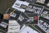 #JeSuisCharlie - novinarji v znak podpore v zrak dvignili pisala