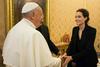 Srečanje Angeline in papeža, nato pa še kinopredstava za nune in duhovnike
