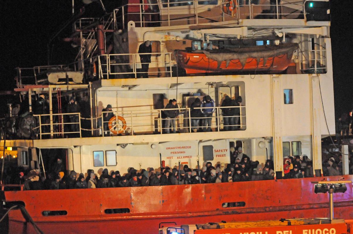 Pred dobrim tednom je italijanska obalna straža prevzela nadzor nad trgovsko ladjo, na kateri je bilo skoraj 700 migrantov. Foto: MMC RTV SLO/Reuters