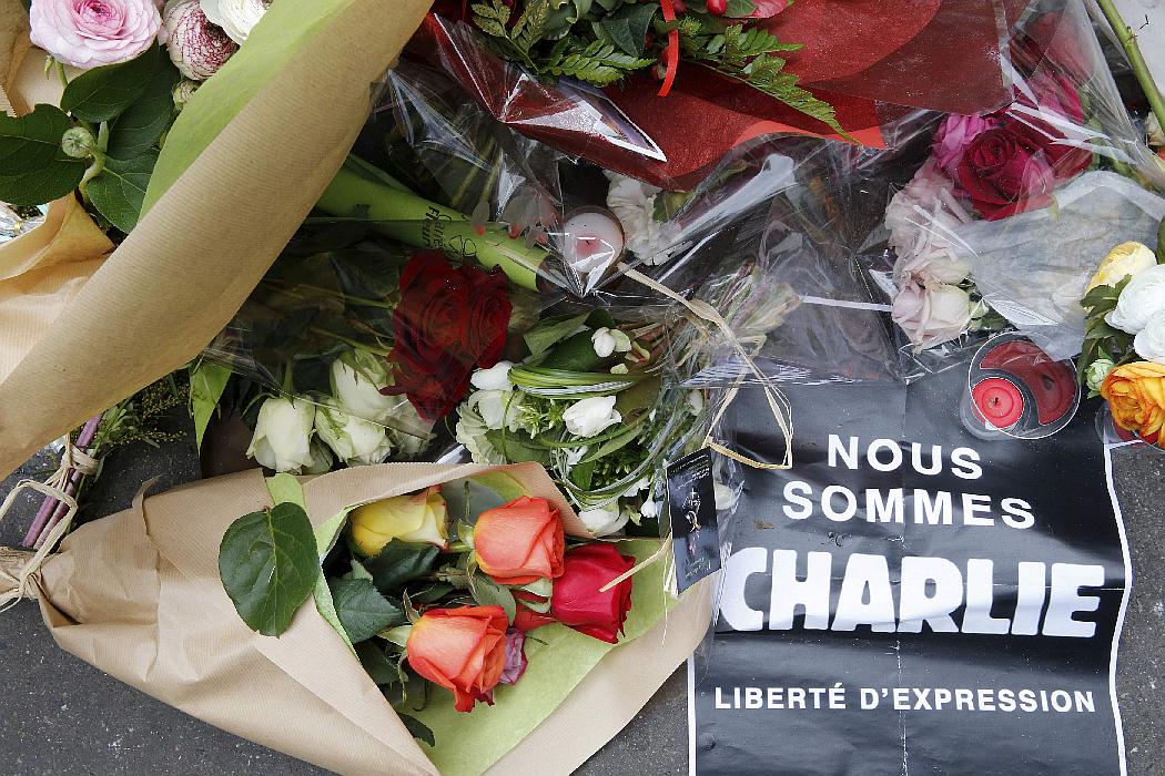Pariz je v teh dneh preplavljen z izrazi sožalja in solidarnosti. Foto: Reuters