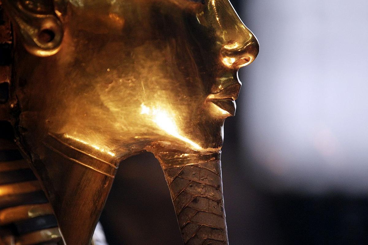 Tutankamon, zadnji faraon svoje dinastije (vladal je med letoma 1334 in 1325 pr. n. š.), je umrl star komaj 19 let – in od nekdaj so ljudje radi obujali legendo o skrivnostnih okoliščinah njegove smrti. Šele v tem tisočletju so rentgenski posnetki mumije faraona pokazali, da 19-letni kralj ni bil umorjen, temveč je vzrok smrti treba iskati drugje – najverjetneje ga je pokončala okužba, ki je bila posledica zlomljene noge. Foto: EPA