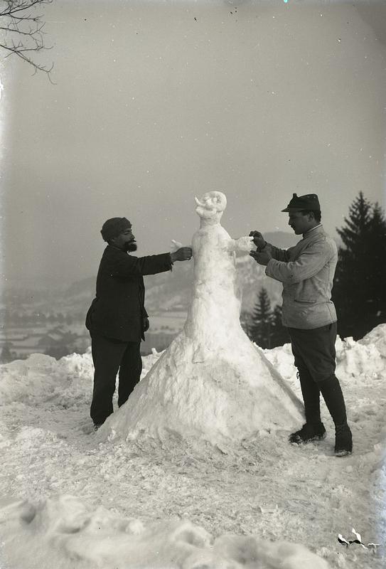'Italijanska ujetnika upodabljata sneženega moža, grad 1917'.