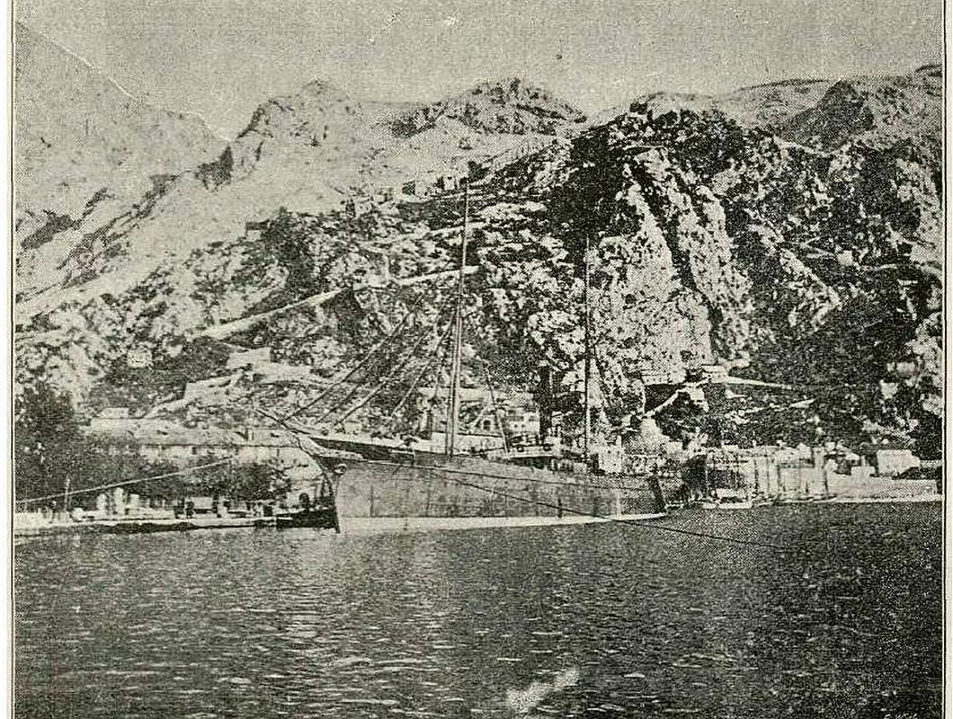 Avstro-ogrska ladja v Boki Kotorski. Objavil Dom in svet, 1914.