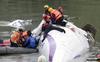 Video: Tajvansko letalo udarilo ob most in treščilo v reko; 23 mrtvih