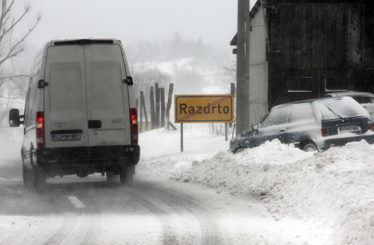Poleg snega je na Primorskem številne težave v prometu povzročila tudi burja Foto: BoBo