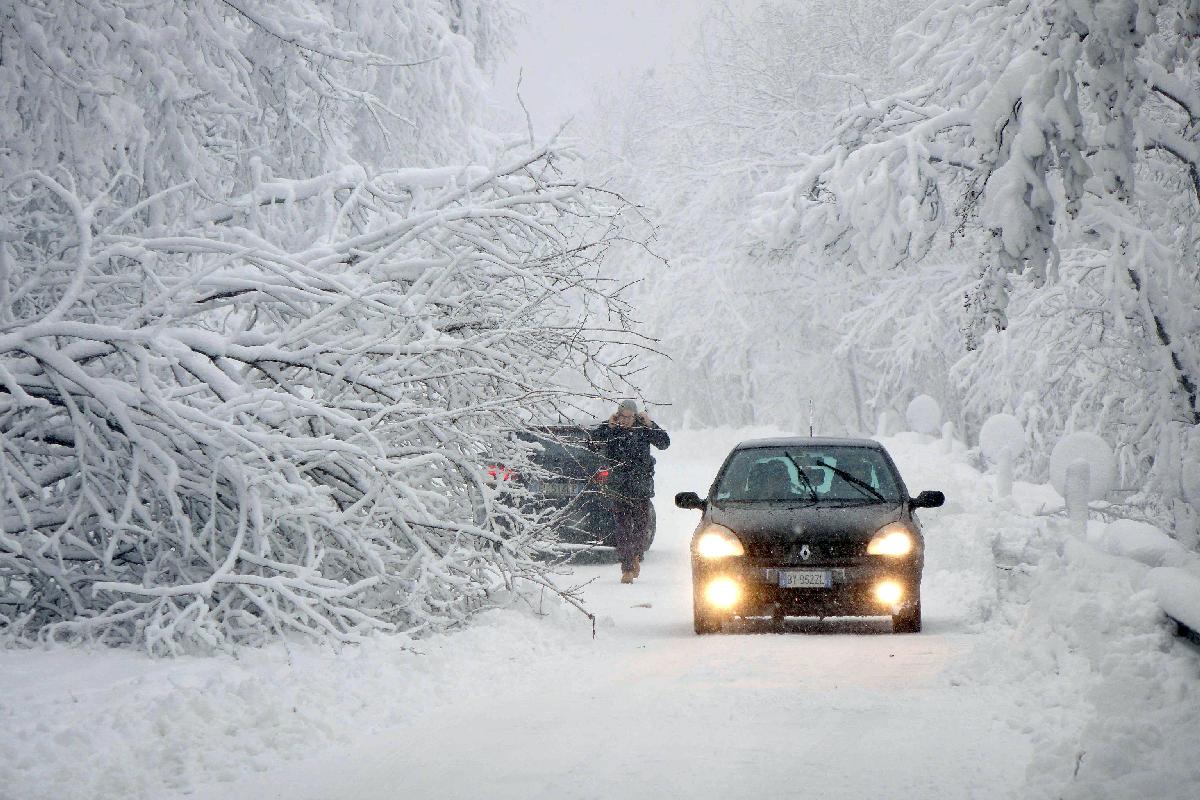 Sneg je močno otežil tudi prometne razmere v Italiji. Foto: EPA