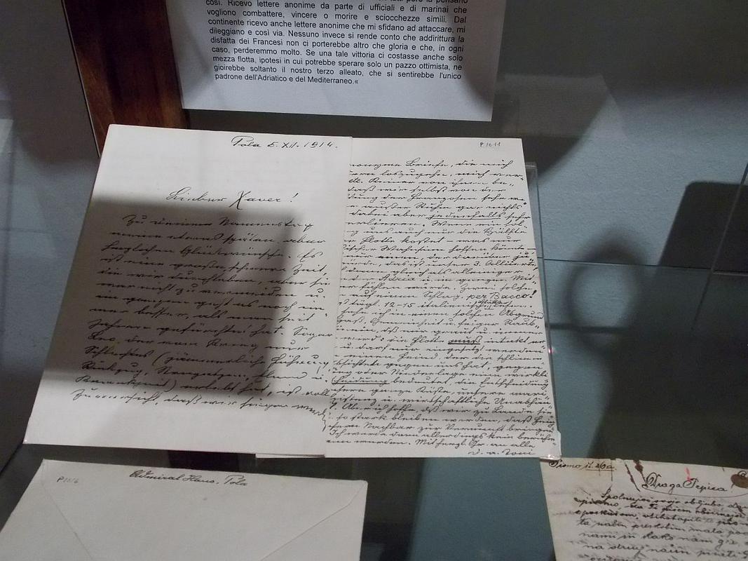 Spodaj desno pismo Josipa Rodiča zaročenki Pepci. V sredini pismo admirala Antona Hausa. Hrani Pomorski muzej Sergej Mašera Piran