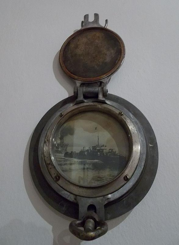 Ladijsko okno s fotografijo ladje Huszar – spomin Antona Dolenca. Hrani Pomorski muzej Sergej Mašera Piran.