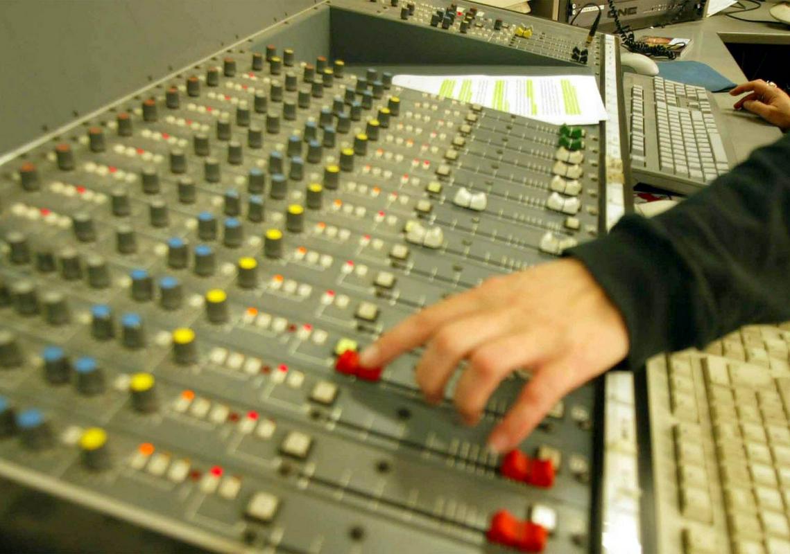Radijske postaje so do novega zakona kritične, po njihovem gre za kršenje avtonomije medijev. Foto: BoBo
