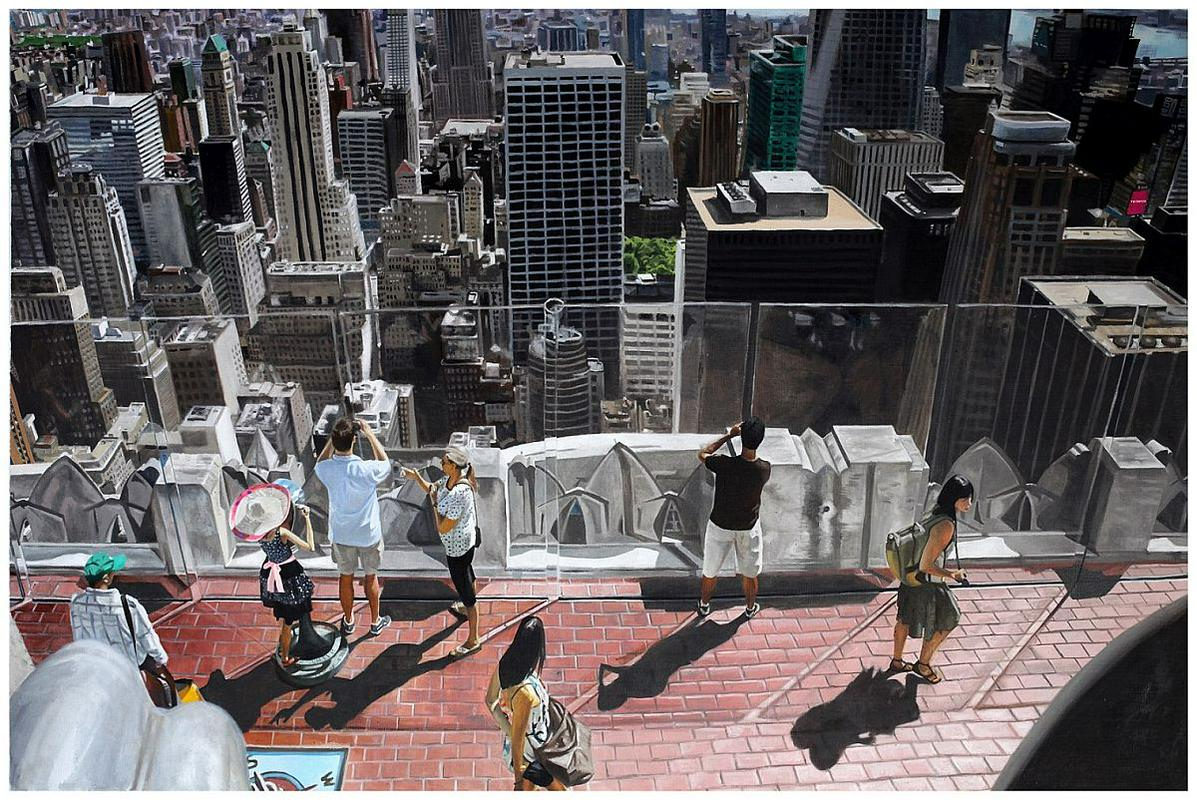 Sašo Vrabič: Vrh krize, 2014, olje na platnu, 120 cm x 180 cm. 'Prizor, ki sem ga posnel na vrhu stopnice Rockafeller Center (The Top of the Rock) v New Yorku, se mi je zdelo dobro izhodišče za razmislek o pogledu na t.i. gospodarsko krizo, ki jo v medijih razglašajo že vrsto let. Dva fanta, ki fotografirata impresivni pogled na Downtown, se mi zdita ključna za kompozicijo,' o delu pravi umetnik. Foto: Galerija Y