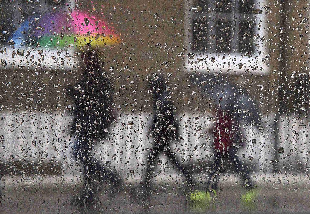 Brez dežnika te dni ne bo šlo. Foto: Reuters