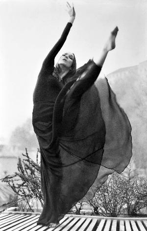 Ksenija Hribar (1938–1999), plesalka, koreografinja in pedagoginja, je po vrnitvi iz Londona vso svojo energijo usmerila v profesionalizacijo sodobnega plesa v Sloveniji. S kombinacijo izobrazbe v klasičnem baletu in sodobnem plesu so ji bila v Sloveniji vrata dokaj zaprta, a je vztrajno izobraževala novi val sodobnih plesalcev in koreografirala v približno 100 predstavah slovenskih gledališč. S svojo odprtostjo, razgledanostjo in izjemno umetniško lucidnostjo je presegala delitve, povezovala sodobno gledališče in ples ter akterje obeh področij in pustila velik vpliv na področju uprizoritvenih umetnosti. Foto: Gibanica