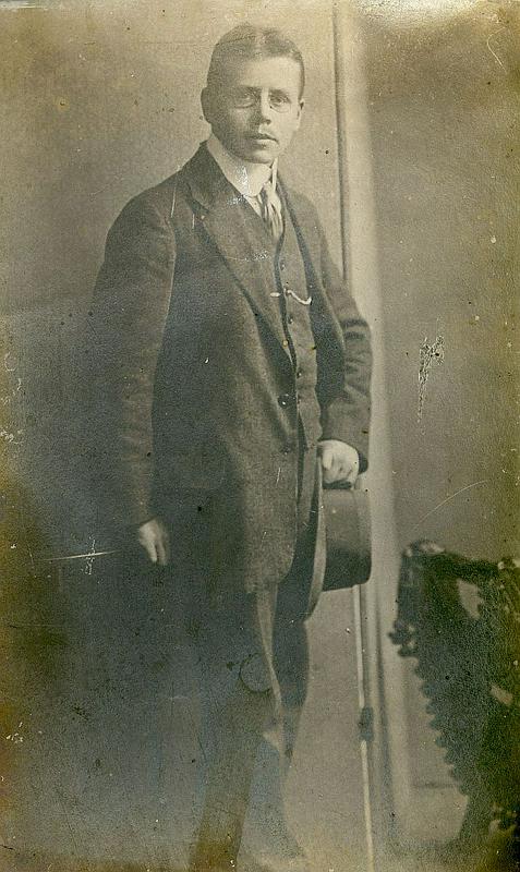 Vinko Dolničar, rojen leta 1893, je v škofovih zavodih maturiral leta 1914, ko je dopolnil enaindvajseto leto starosti. Padel je 27. avgusta 1917 pri sedanjem Mostu na Soči.