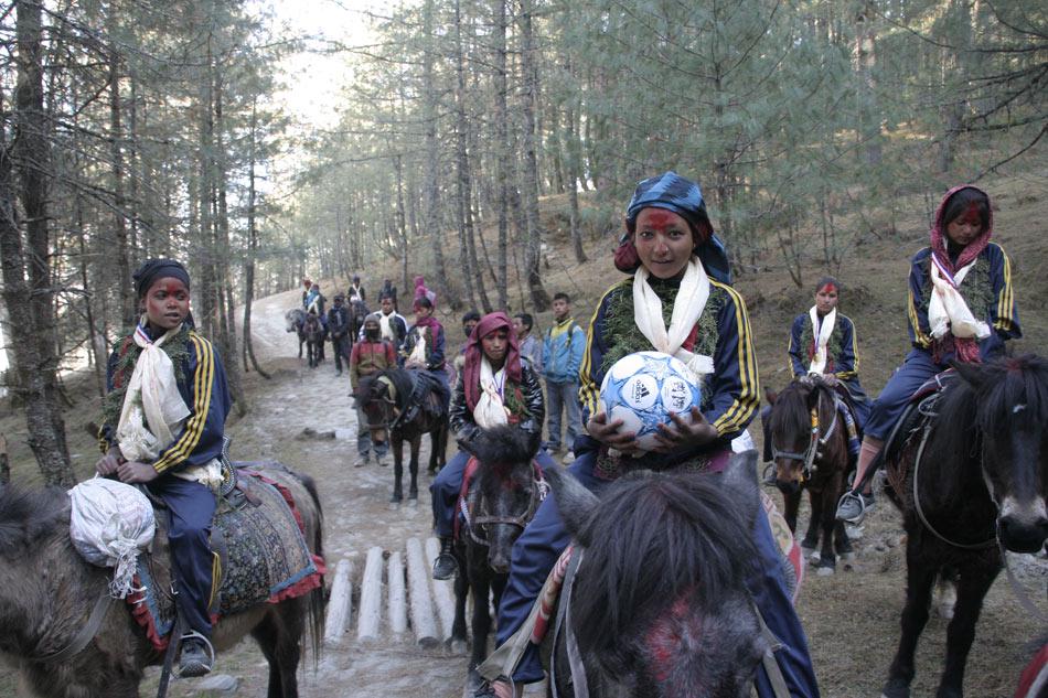 Konje v Nepalu lahko jahata le kralj in kraljica. Ob tako veliki časti, kot je osvojitev državnega nogometnega prvenstva v regiji, so domačini dekleta posadili na konje, da jim ni bilo treba hoditi peš domov. Foto: MySansar.com