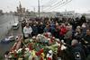 Umor Nemcova: Ljudje polagajo cvetje in sveče, politika obljublja temeljito preiskavo