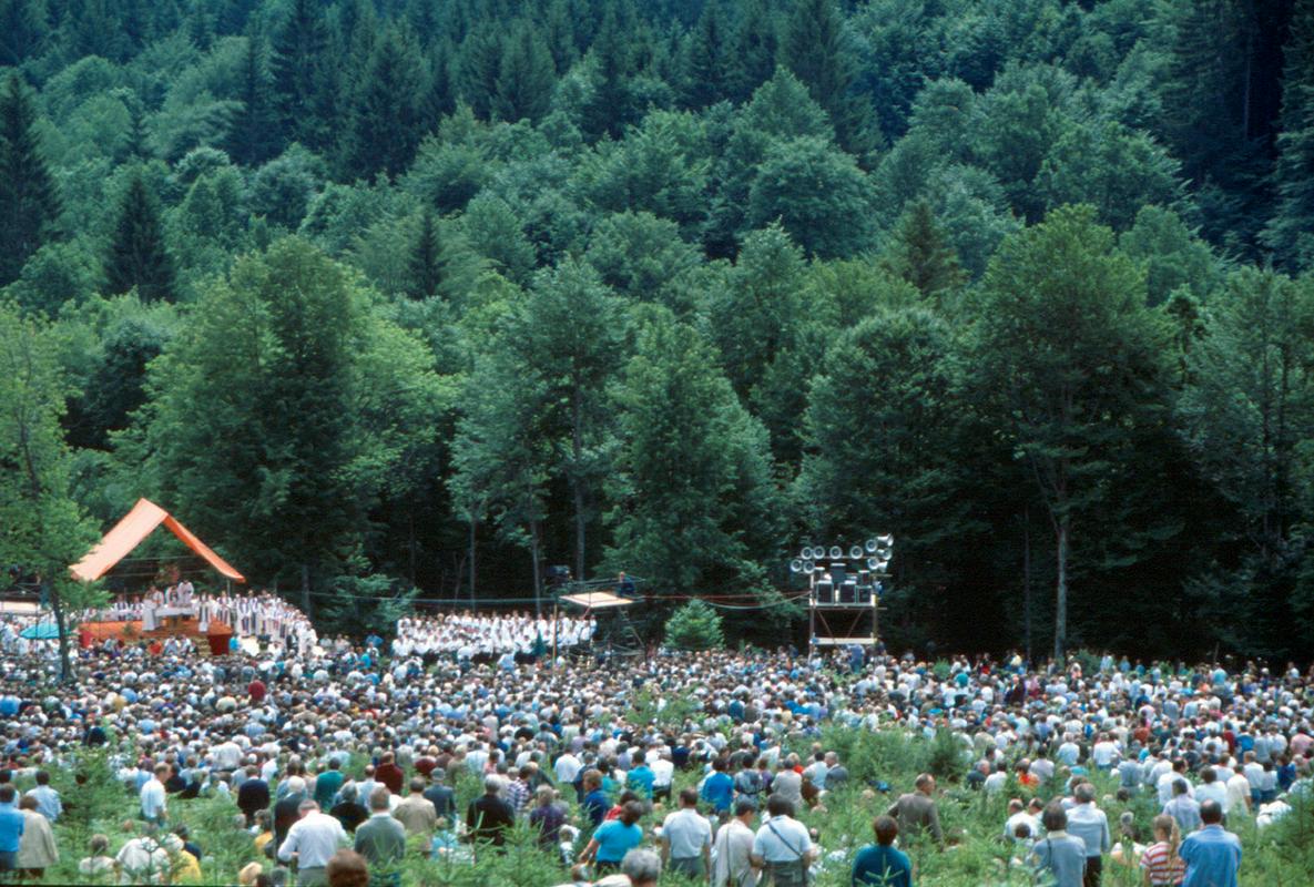 8. julija 1990 je v Kočevskem rogu potekala spravna slovesnost, na kateri sta govorila predsednik predsedstva Milan Kučan in ljubljanski metropolit Alojzij Šuštar. Prišlo je več kot 30.000 ljudi. Foto: A. Mihevc