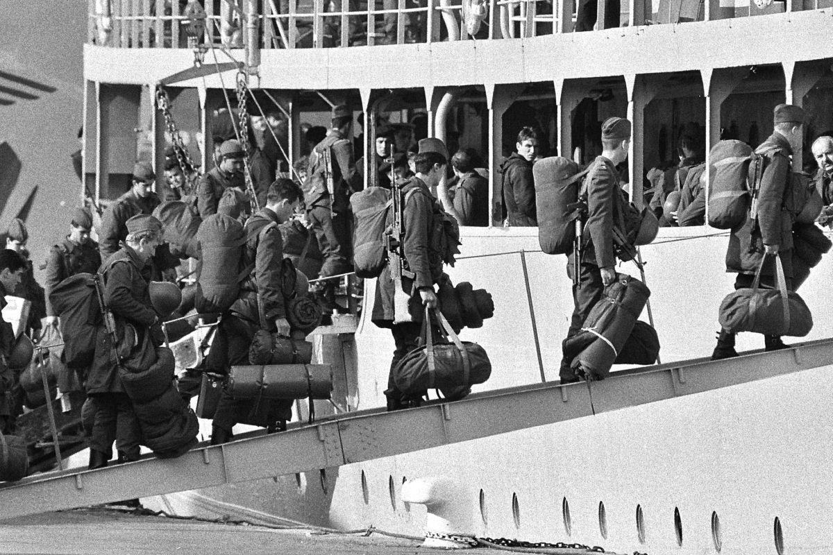 Tako so se 26. oktobra 1991 vojaki jugoslovanske vojske v koprskem pristanišču vkrcavali na ladjo. Foto: BoBo