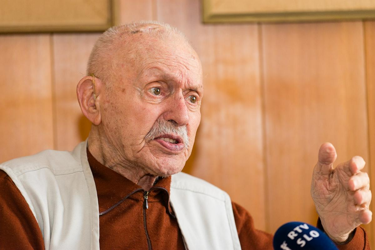 91-letni Franta Komel razmišlja o številnih aktualnih družbenih temah. Foto: MMC/Miloš Ojdanić