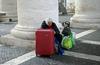 Foto: Papež turistom zaprl vrata vatikanskih znamenitosti, odprl jih je za brezdomce