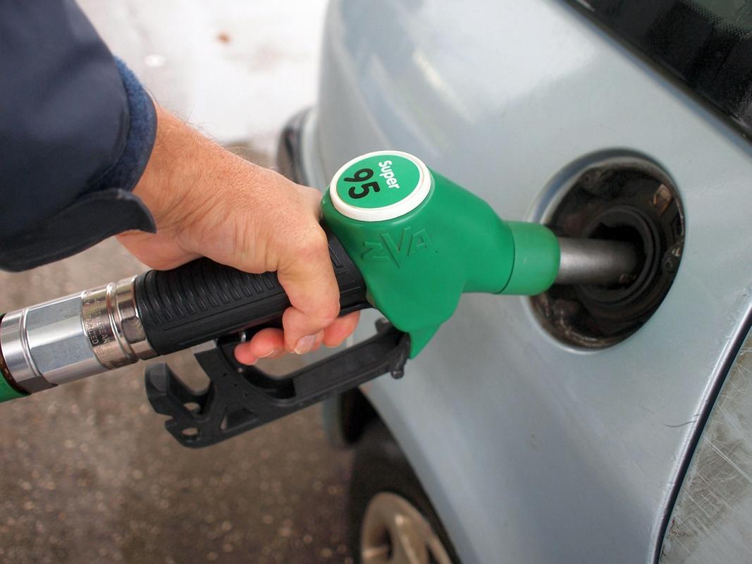 Cene goriv in maziv za osebna vozila so se v primerjavi z avgustom lani povprečno znižale za 21,2 odstotka. Foto: MMC RTV SLO
