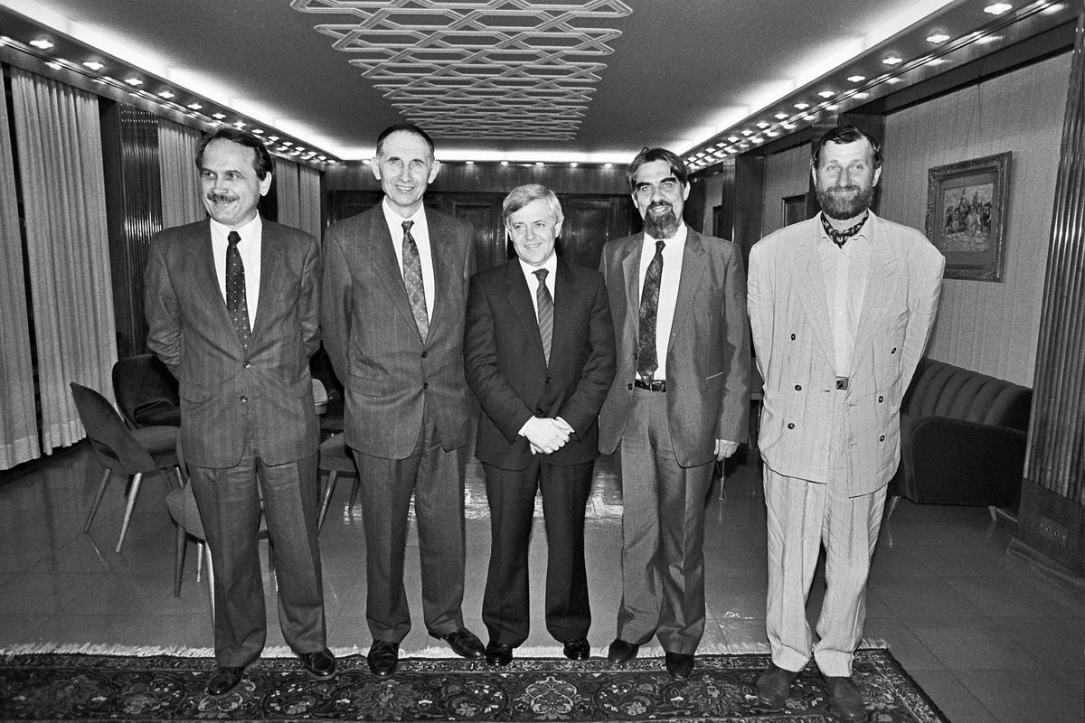 Matjaž Kmecl, Ivan Oman, Milan Kučan, Ciril Zlobec in Dušan Plut – leta 1990 izvoljeno predsedstvo Republike Slovenije. Foto: BoBo