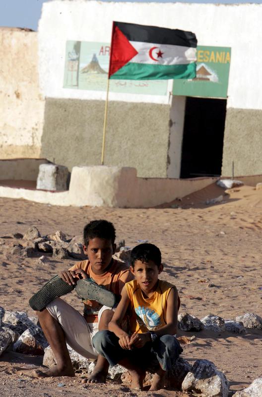 Otroka v zahodnosaharskem begunskem taborišču v Alžiriji. Zahodnosaharci so se tja zatekli pred Marokom, ki je v sedemdesetih letih zasedel ozemlje Zahodne Sahare. Foto: EPA