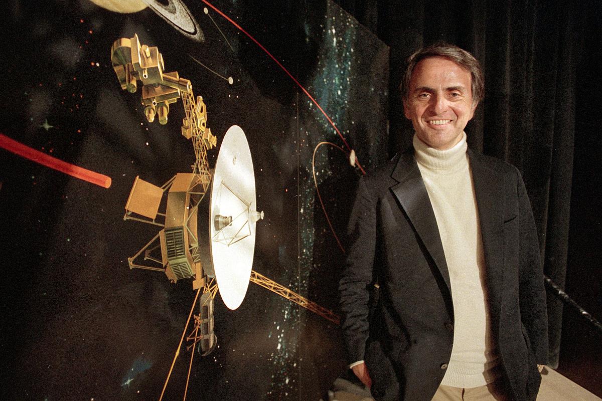 Carl Sagan je leta 1990 prosil pristojne pri Nasi, naj obrnejo sondo Voyager 1 proti Zemlji in posnamejo sliko, na kateri bi še bilo mogoče videti naš planet. Željo so mu izpolnili, nastala je zgodovinska fotografija z razdalje dobrih šest milijard kilometrov. Foto: AP