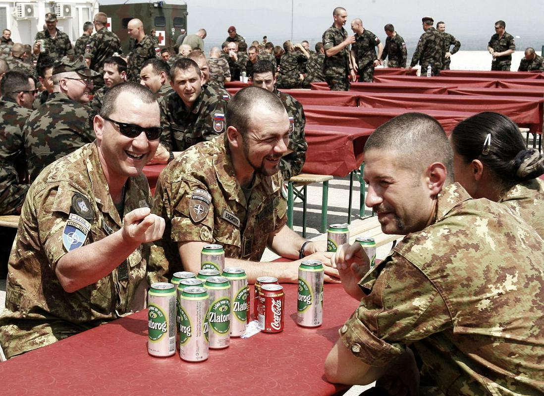 Italijanski in slovenski vojaki v bazi misije KFOR v Peći na Kosovu. Foto: BoBo