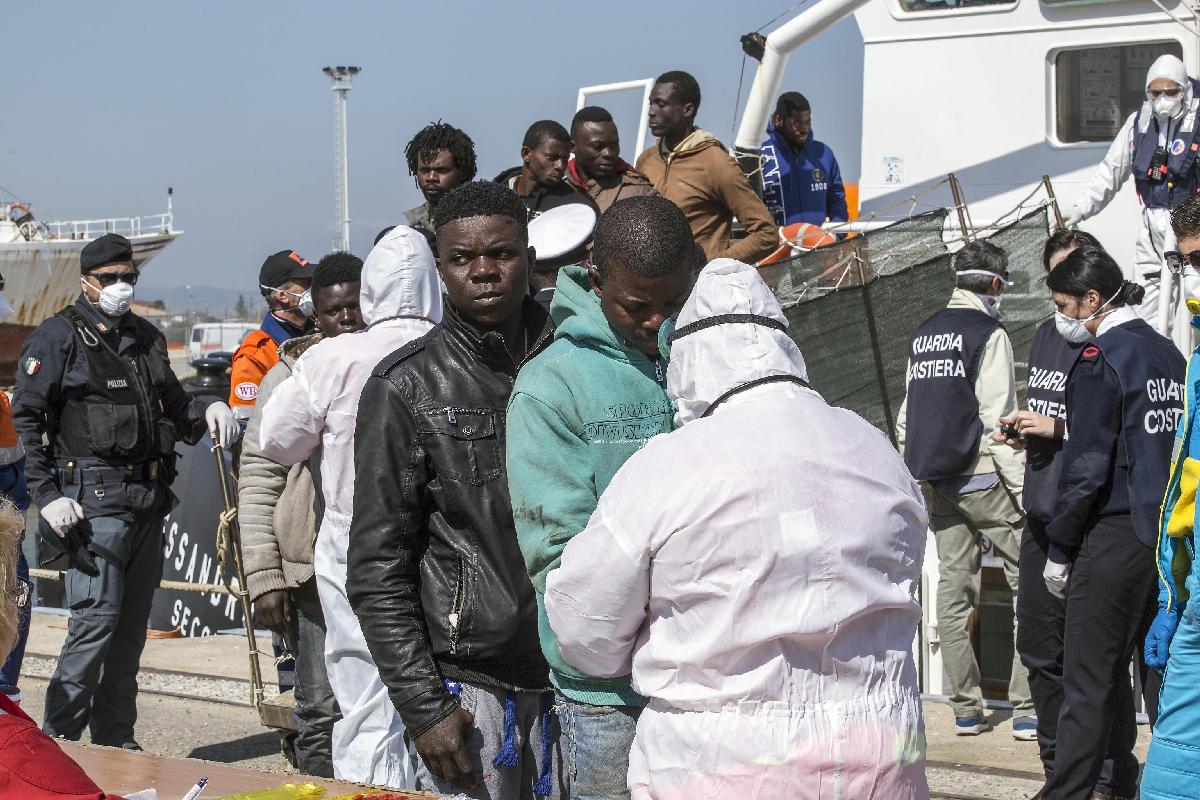 Število prebežnikov se v zadnjih tednih močno povečuje, opozarjajo italijanske oblasti, ki od Bruslja pričakujejo več podpore. Foto: EPA