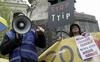 Foto: V dežju 100 ljudi, tudi politiki, protestiralo proti TTIP-ju