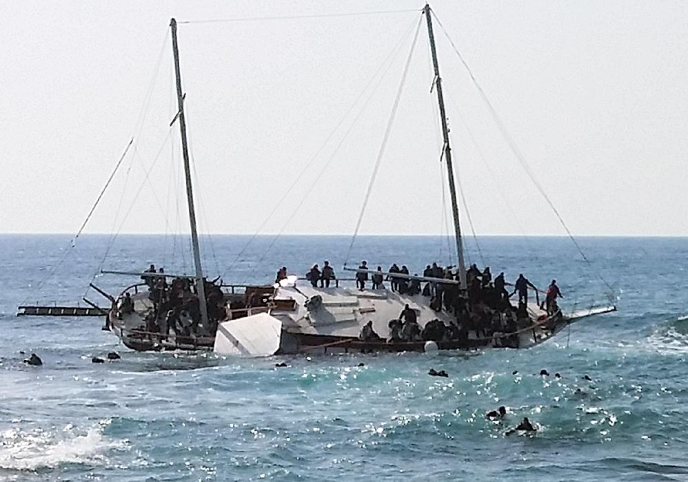 Begunci v želji za svetlejšo prihodnostjo tvegajo življenje, ko se podajo na nevarno pot čez Sredozemlje. Foto: Reuters