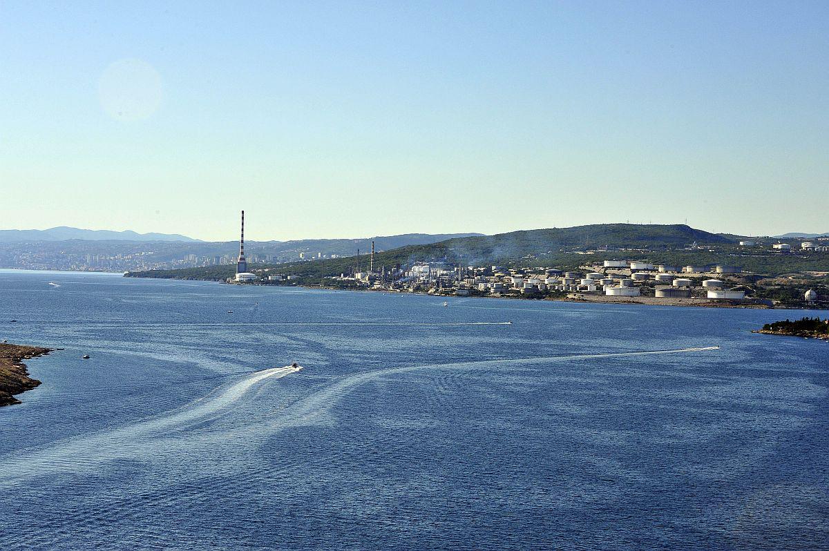 Mogoče bi bilo za Jadransko morje bolje, ko bi na Hrvaškem prepovedali turizem in dovolili izkoriščanje nafte in plina. Na fotografiji rafinerija nasproti Kraljevice pri Reki. Foto: BoBo