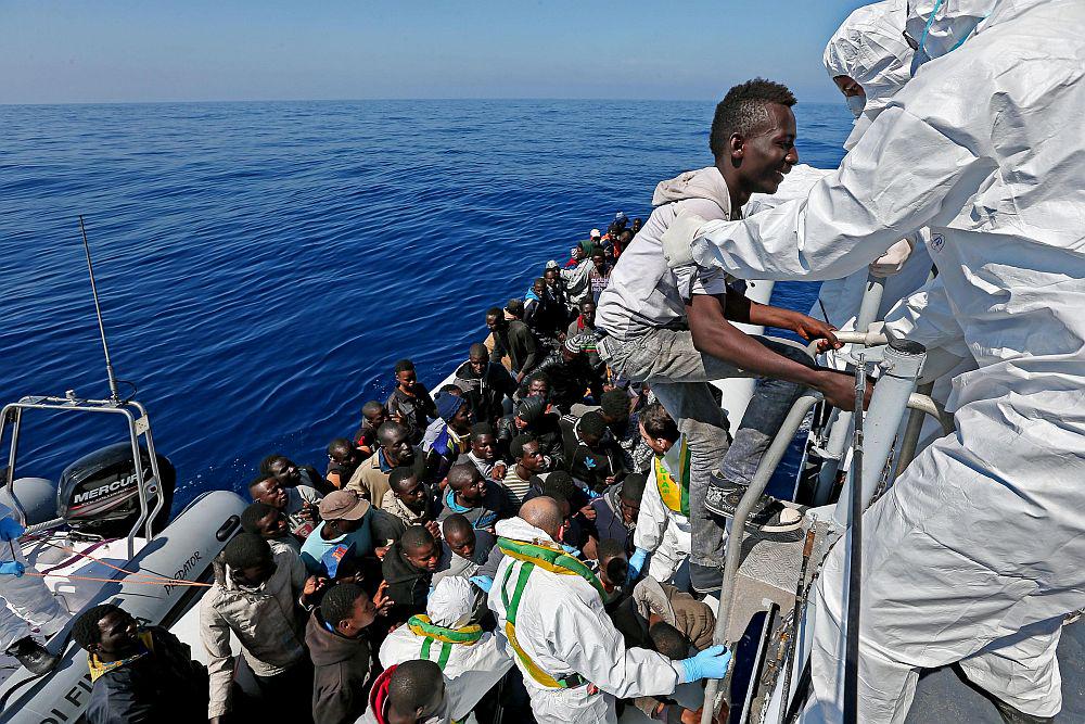 V zadnjih letih se je na nevarno pot čez morje podalo na stotisoče ljudi, ki so bežali pred nasiljem in revščino v Afriki in na Bližnjem vzhodu. Samo lani jih je v Evropsko unijo vstopilo več kot 280.000, med njimi jih je 170.000 priplulo čez Sredozemsko morje. V zadnjem tednu sta italijanska obalna straža in mornarica rešili okoli 12.000 ljudi, več sto pa jih je na poti najverjetneje utonilo. Foto: EPA