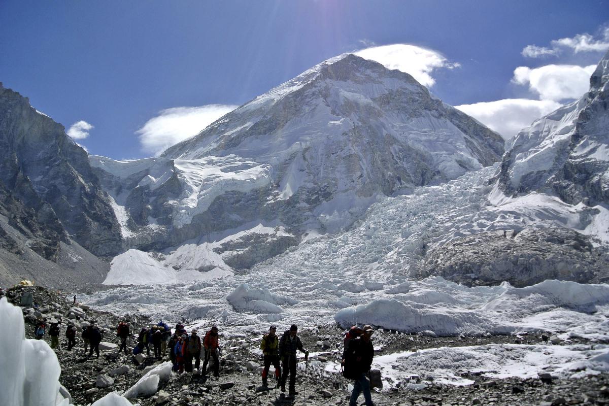 Najvišjo goro na svetu Mount Everest je uspešno osvojilo več kot 4.800 plezacev. Foto: Reuters