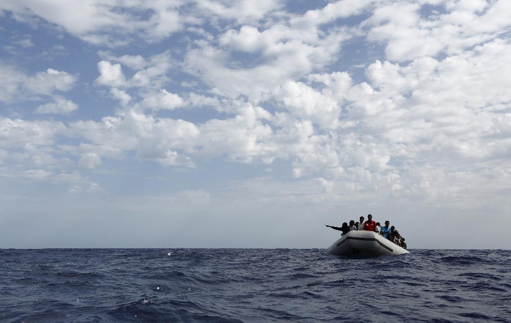 Prebežniki se na pot prek Sredozemskega morja pogosto podajajo v neprimernih plovilih, ki so tudi prenatrpana. Foto: Reuters