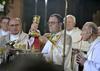 Mariborski nadškof je prejel trak, ki ga simbolično povezuje s papežem