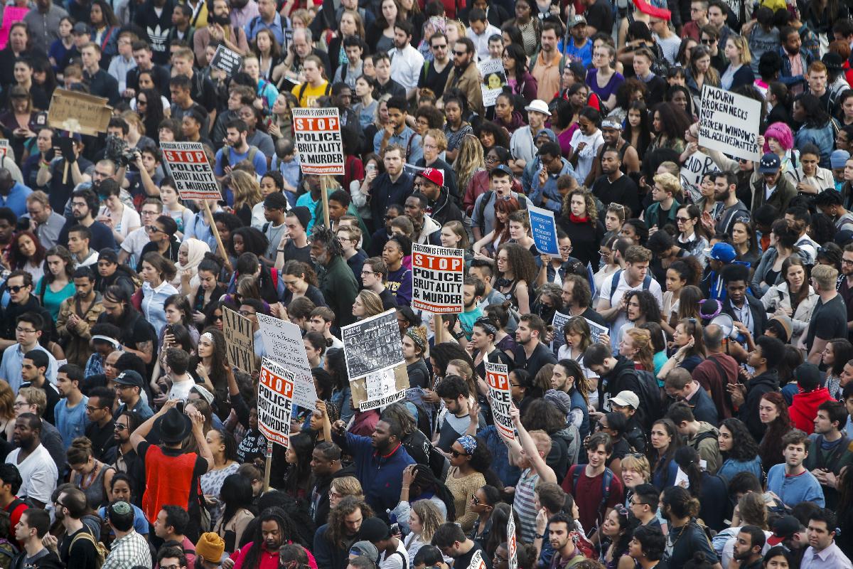 Na solidarnostnem shodu v podporo protestnikom v Baltimoru se je v New Yorku zbralo več sto ljudi. Foto: Reuters